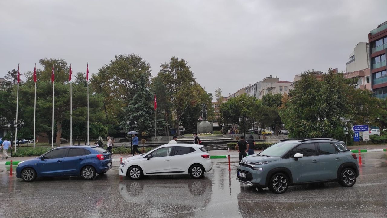 Kırklareli'de Şiddetli Sağanak Yağış, Vatandaşları Şaşkına Düşürdü