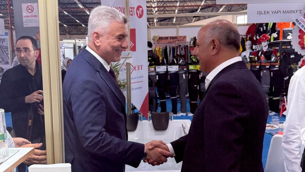 Mehmet Şah Dursun, ÇEF 2026’da Bakan Ömer Bolat’a Özel Plaket Takdim Etti