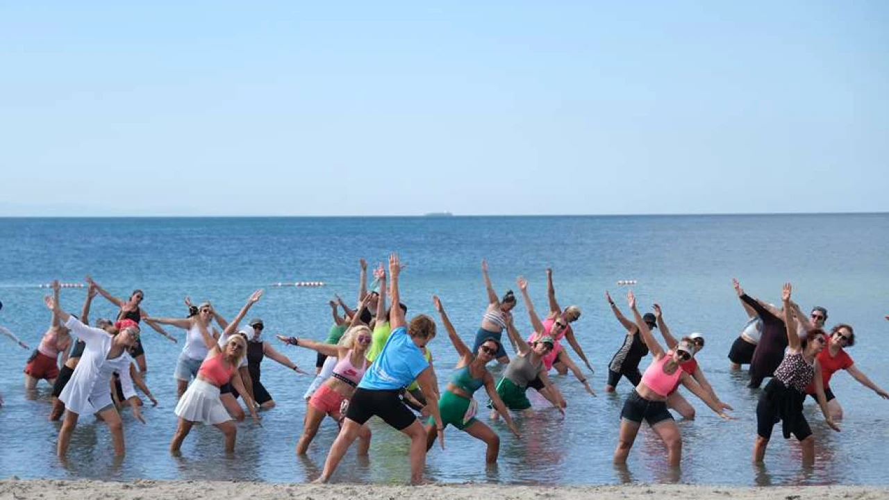 Denizde Aerobik ve Zumba: Büyükçekmece Sahili Sporla Dolu