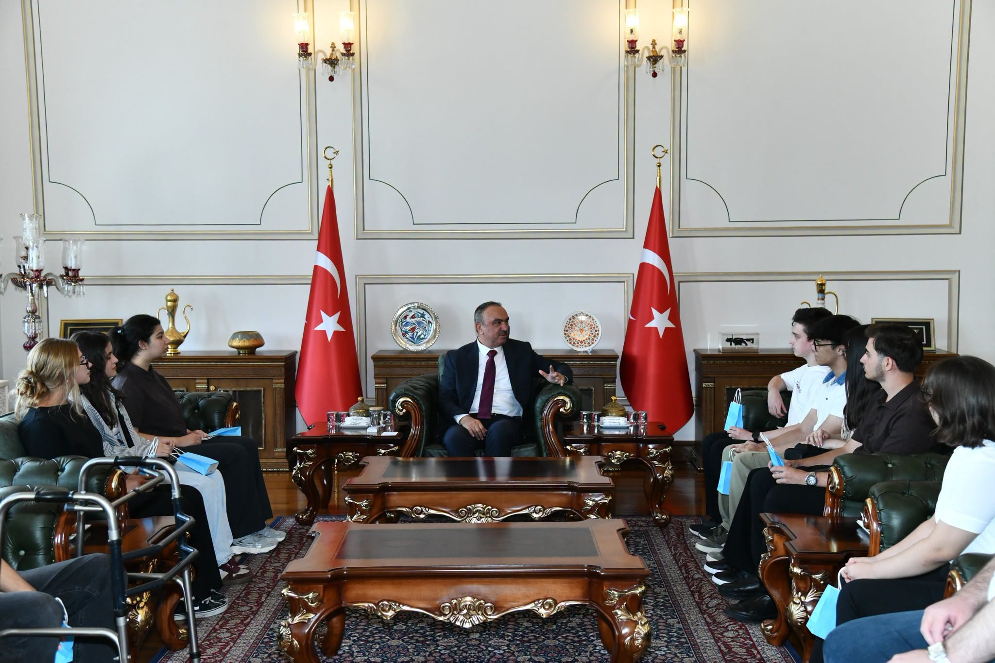 Vali Soytürk, dereceye giren öğrencileri makamında ağırladı